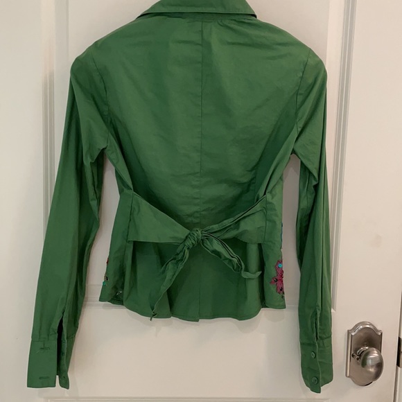 Fitted green V neck top with unique sequin detail - Picture 2 of 7